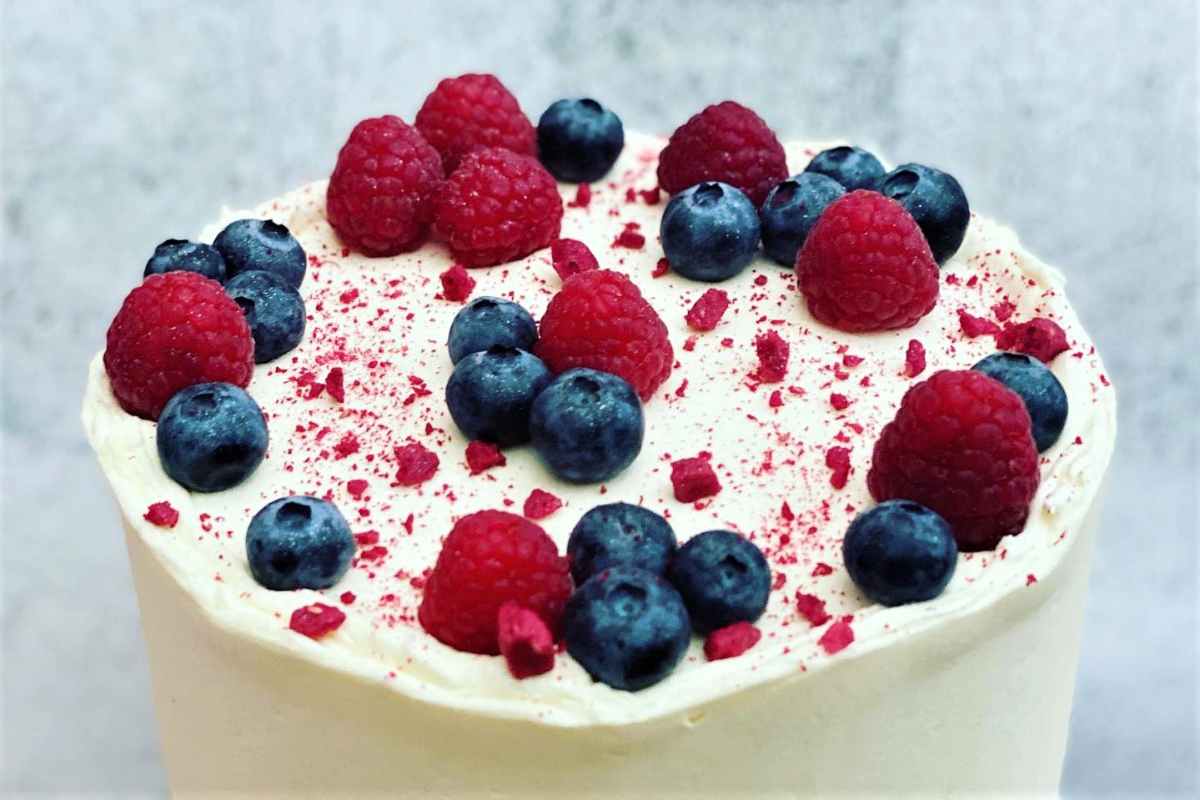 berries-on-cake-from-nuvola-little-home-bakery