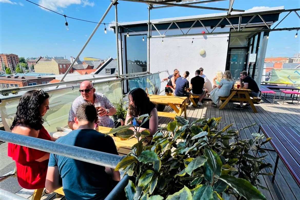 cafe-and-seasonal-rooftop-bar-at-humber-street-gallery-rooftop-bars-hull
