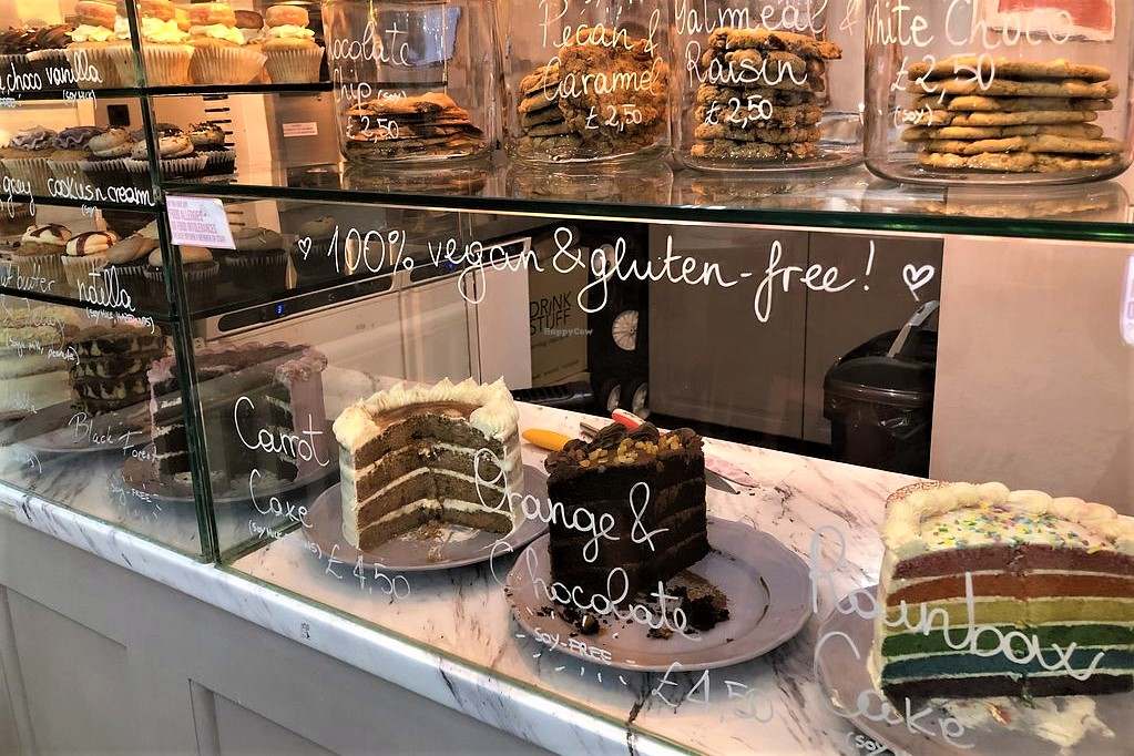 cakes-behind-counter-of-vida-bakery-vegan-cakes-london