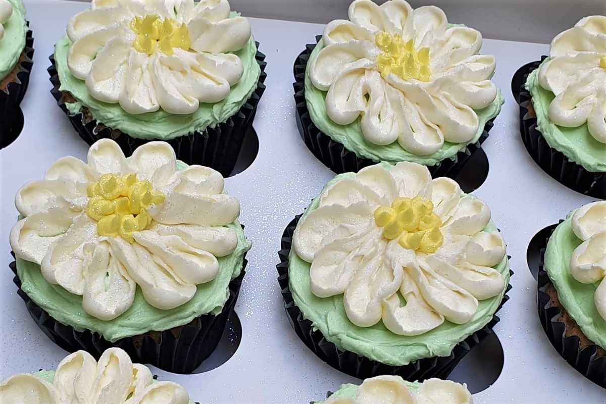 flower-cupcakes-from-dee-light-bakery