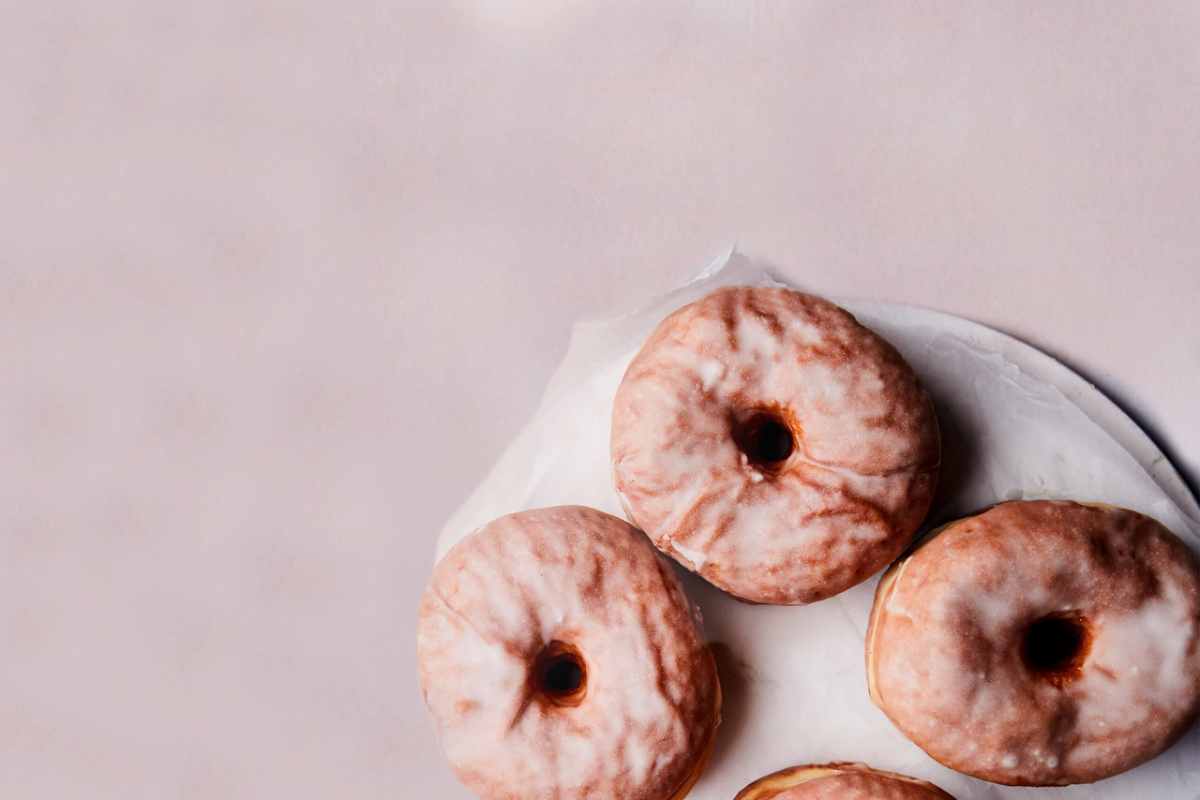 four-pink-doughnuts-at-geleta