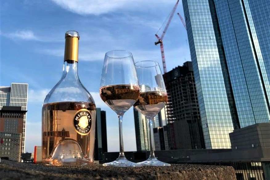 glasses-of-wine-at-r1-rooftop-bar-and-spa