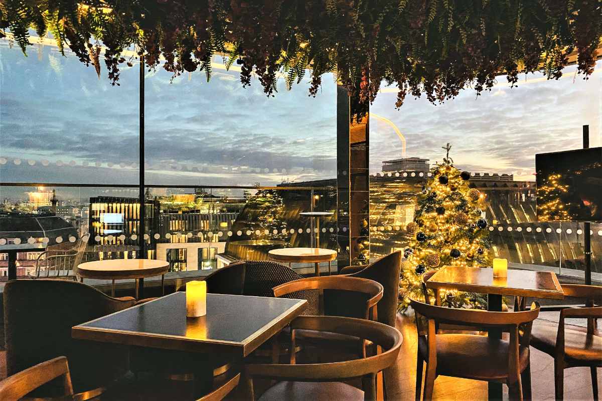 restaurant-tables-in-lsq-rooftop-bar-in-evening