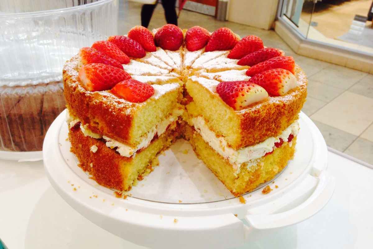 strawberry-victoria-sponge-from-may-may's-cakery