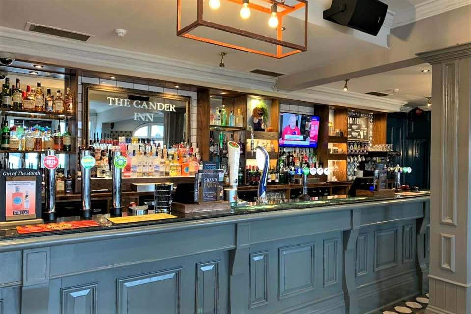 bar-inside-the-gander-inn-pub