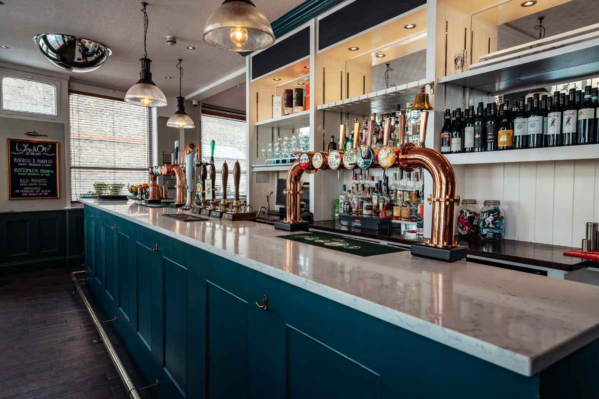 bar-inside-the-lion-pub-in-teddington