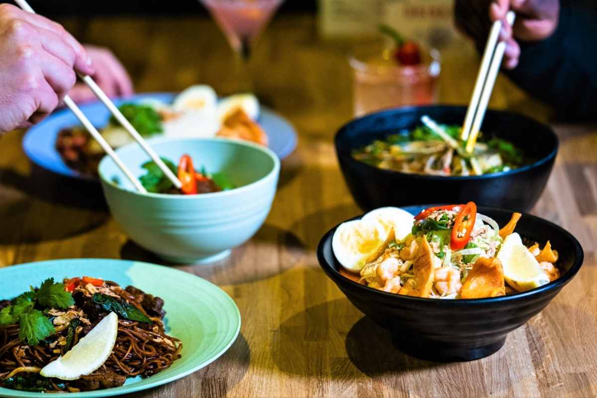 bowls-of-food-at-tai-pan-alley-restaurant