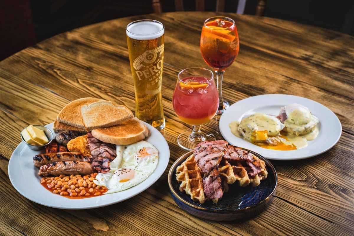 breakfast-plates-and-drinks-at-the-crown-shirley