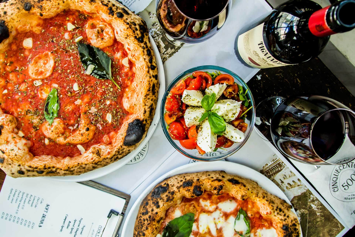 cinquecento-neapolitan-pizzas-and-wine-on-table
