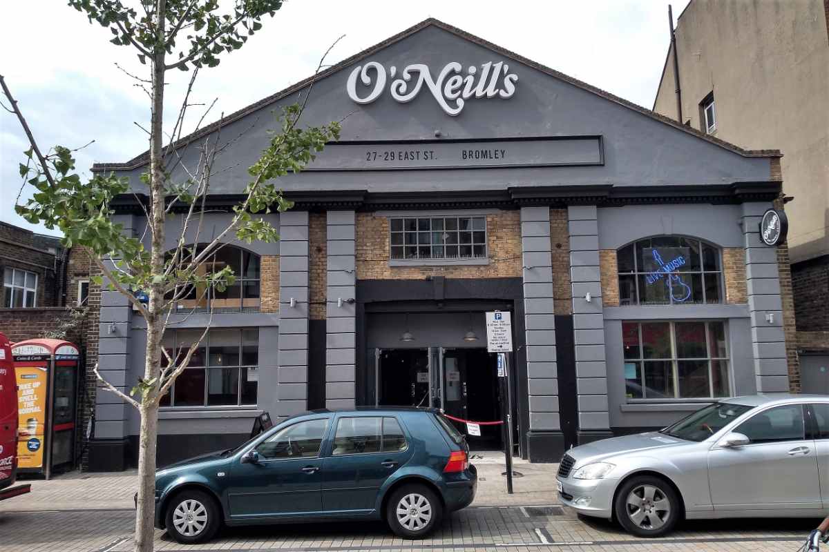 exterior-of-o'neills-pub-on-sunny-day