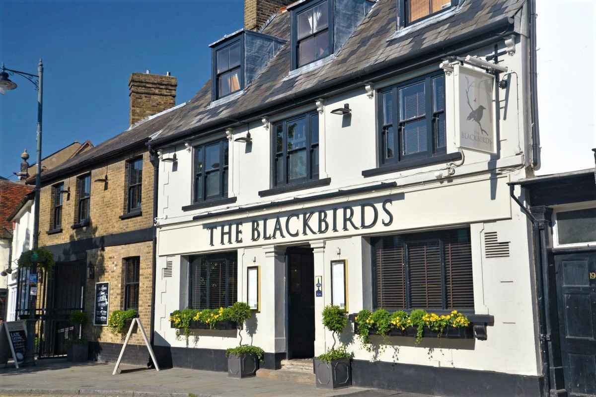 exterior-of-the-blackbirds-pub-on-sunny-day
