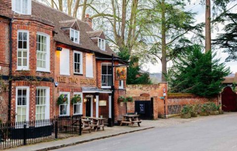 exterior-of-the-two-brewers-bottomless-brunch-marlow