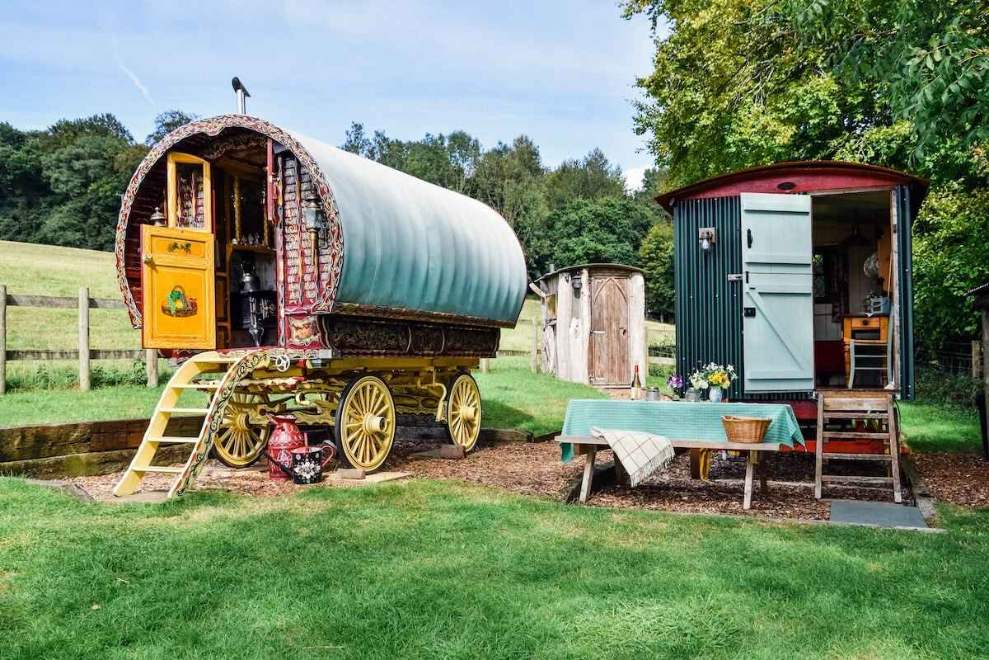 gypsy-caravan-and-shepherds-hut-in-the-chilterns