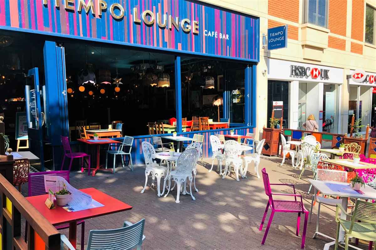outdoor-dining-area-of-tiempo-lounge-cafe-bar