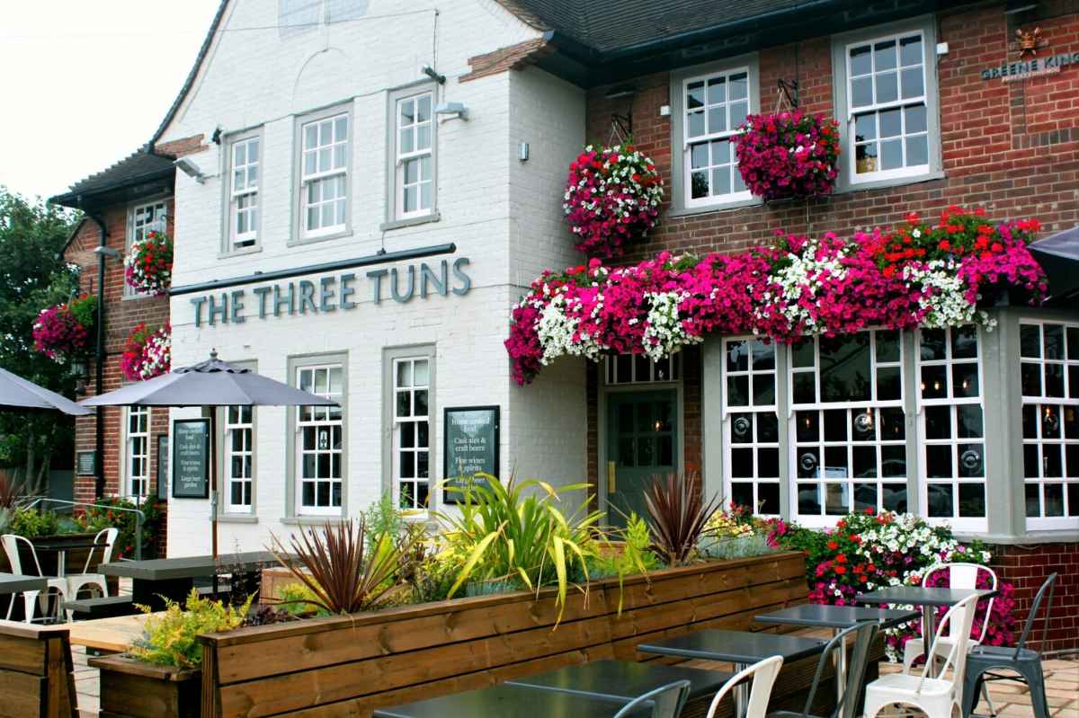 outdoor-tables-at-the-three-tuns-pub-in-daytime