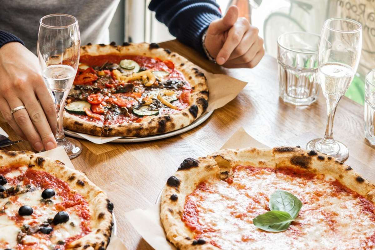 pizzas-on-table-with-prosecco-the-pizza-room