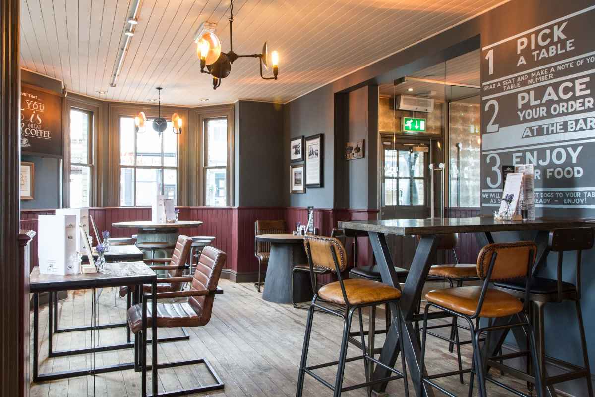 restaurant-tables-in-the-crown-pub-caversham