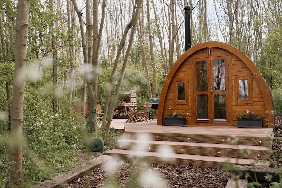 the-woodland-cabin-with-hot-tub-glamping-buckinghamshire