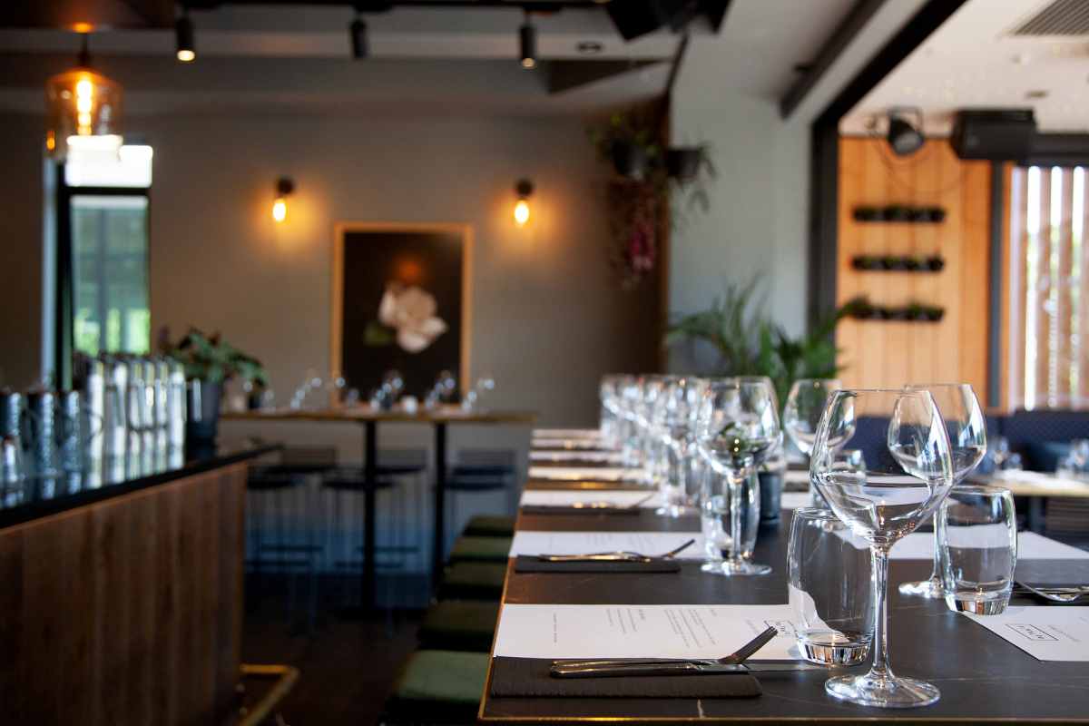 wine-glasses-on-restaurant-table-of-botanic-bar