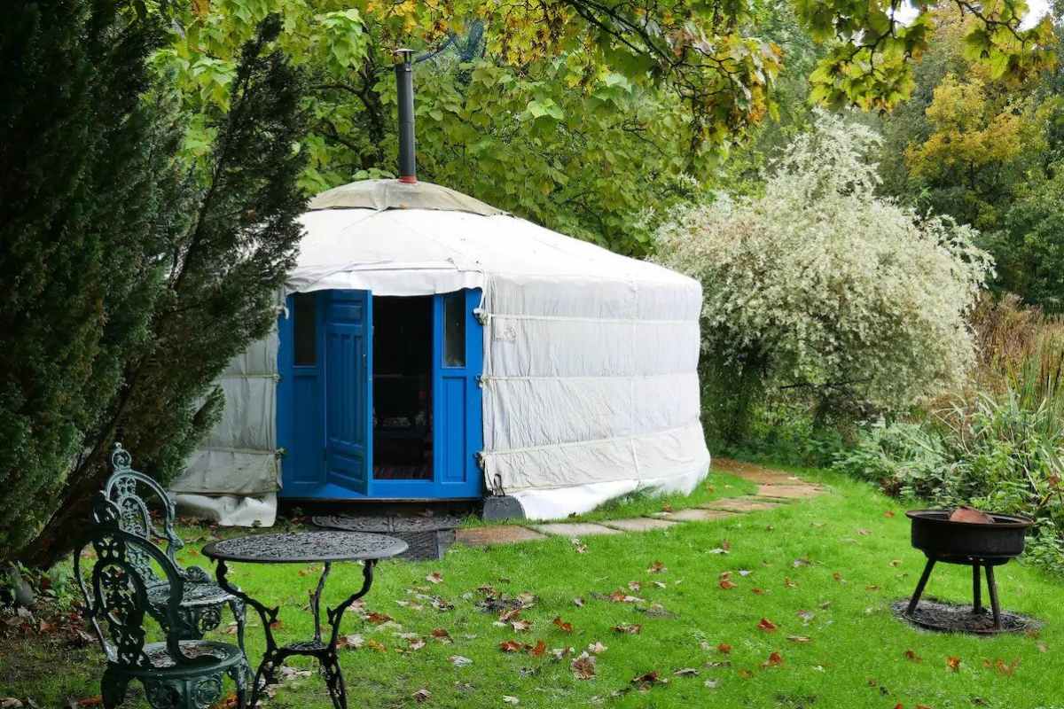 yurt-in-garden-at-radwellmill-glamping