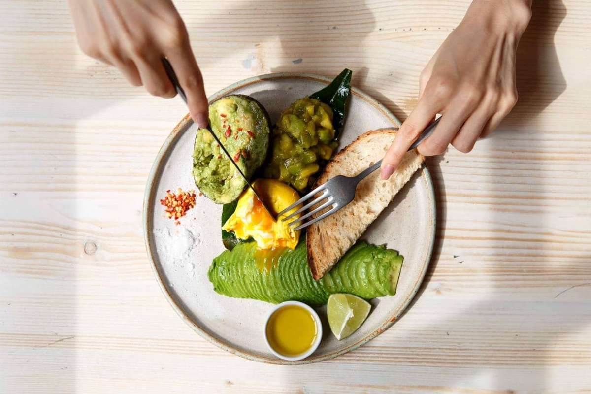 avocado-breakfast-being-cut-up-avobar-vegan-restaurants-covent-garden