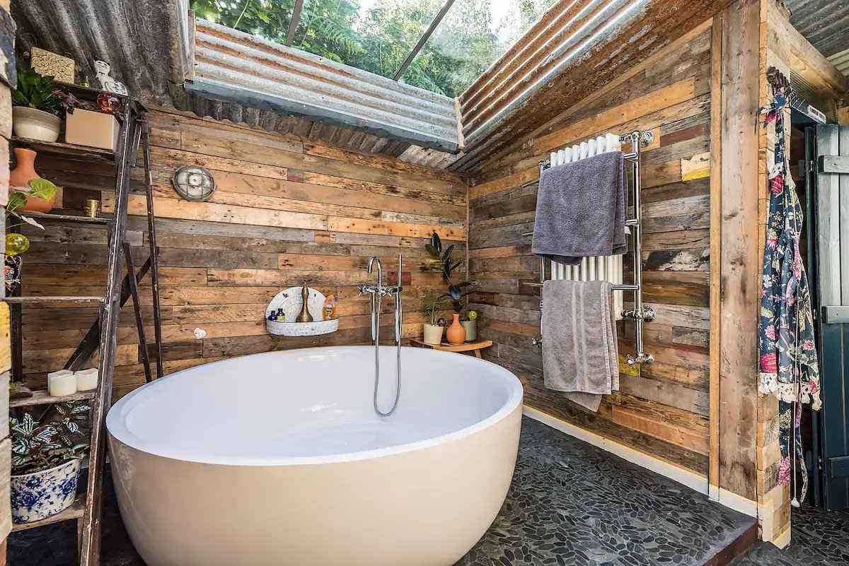 bathtub-in-luxurious-cottage-airbnb-snowdonia