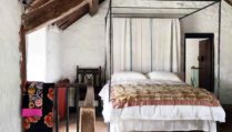 bedroom-inside-garth-gell-farmhouse-airbnb-snowdonia