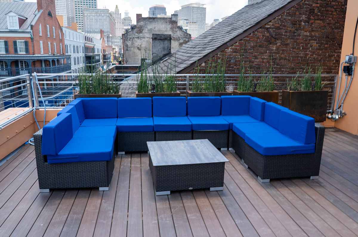 blue-sofa-on-mambos-resataurant-rooftop-in-daytime