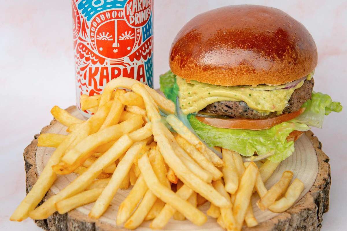burger-chips-and-drink-on-wooden-plank-verde-burger