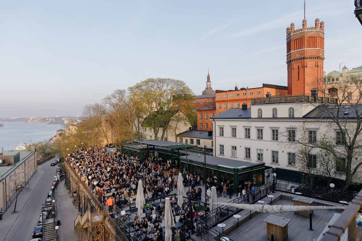 crowds-of-people-at-mosebacketerrassen-in-evening