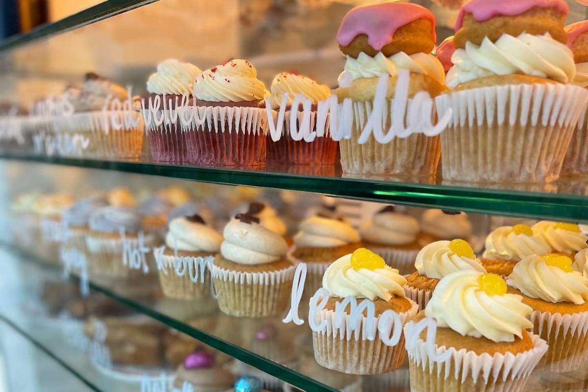 cupcake-display-vida-bakery-vegan-bakeries-london