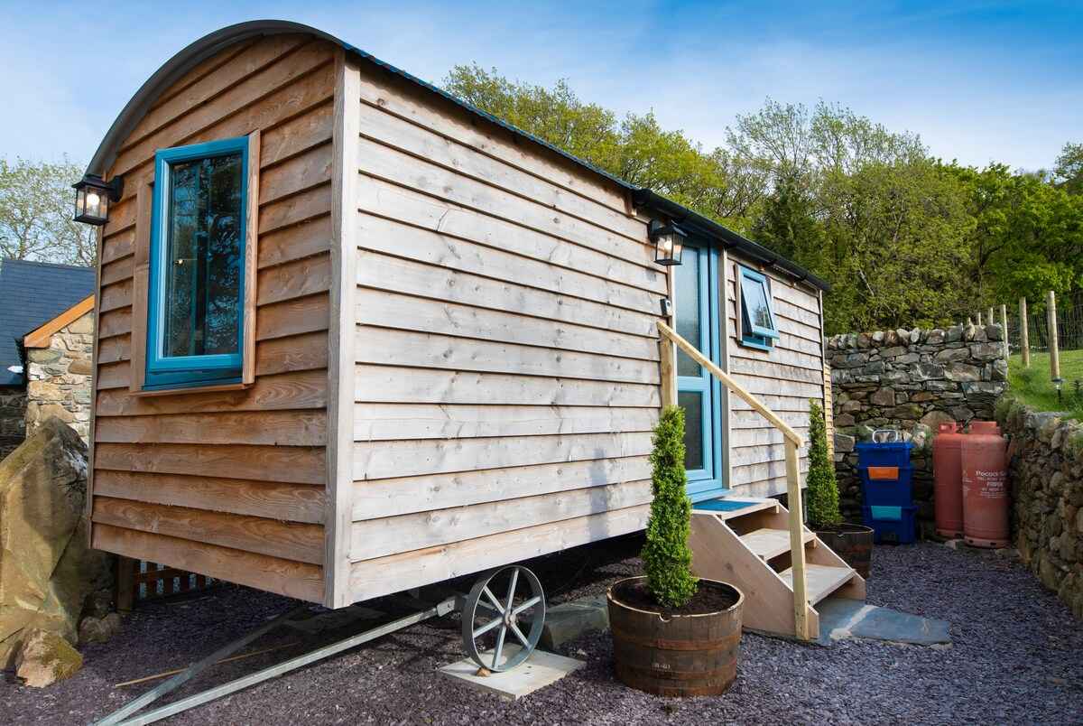 exterior-of-cwt-y-gader-shepherds-hut-on-sunny-day
