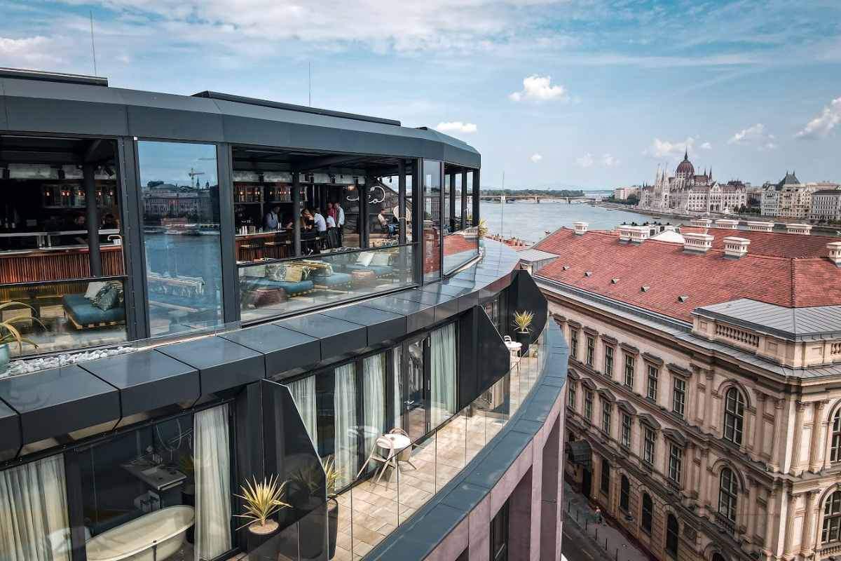 exterior-of-leo-rooftop-bar-on-sunny-day