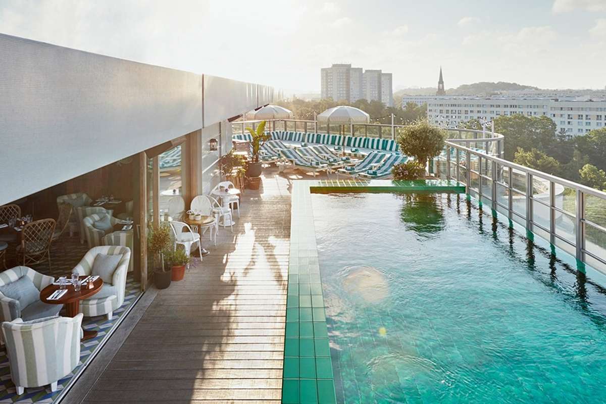 exterior-terrace-at-soho-house-in-the-daytime-rooftop-bars-berlin