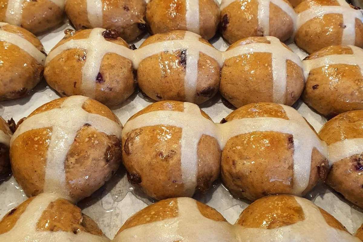 hot-cross-buns-from-dee-light-bakery-vegan-bakeries-london