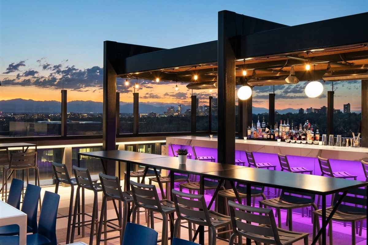 kisbee-on-the-roof-in-evening-rooftop-bars-denver