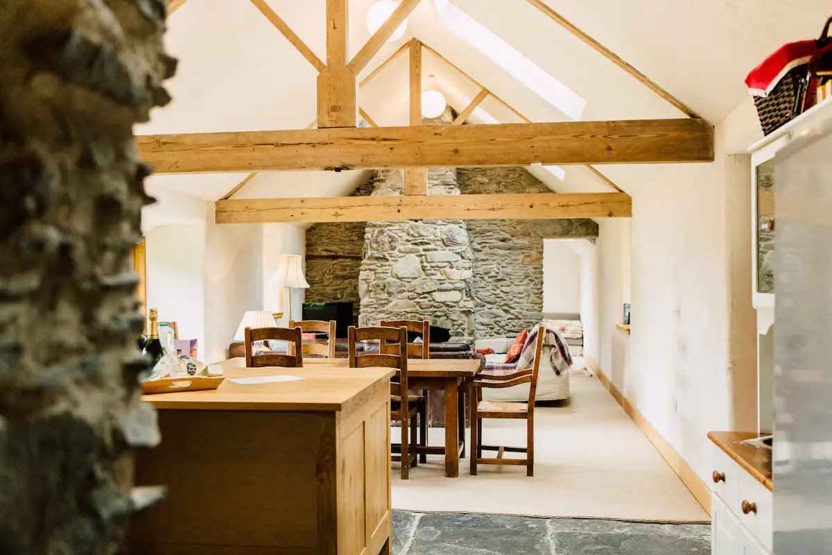 kitchen-inside-glyn-mawr-barn-airbnb-snowdonia