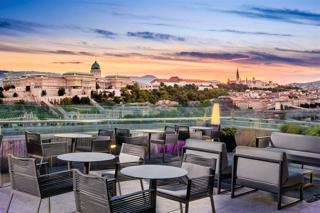 liz-and-chain-sky-lounge-at-the-marriott-hotel-rooftop-bars-budapest