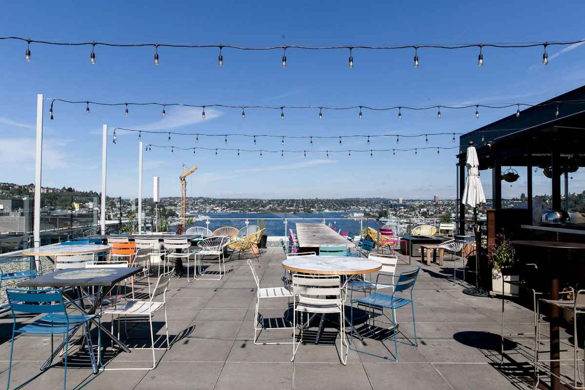 mbar-rooftop-on-sunny-day-rooftop-bars-seattle