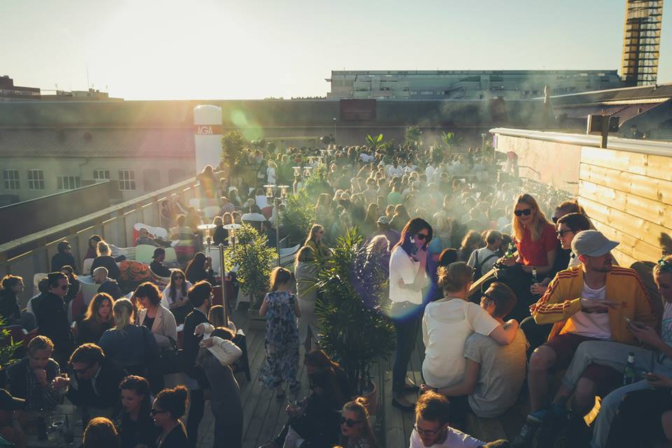 people-on-slakthuset-nightclub-rooftop-on-sunny-day