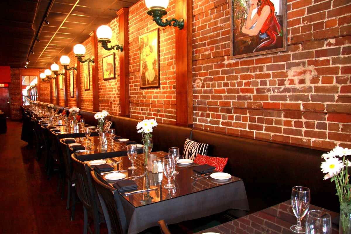 restaurant-tables-inside-the-oyster-bar