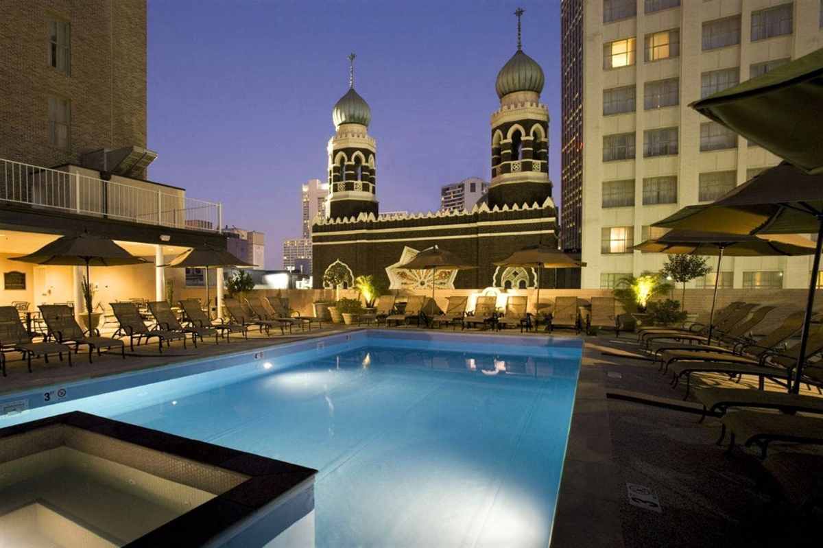rooftop-pool-at-the-roosevelt-hotel-rooftop-bars-new-orleans
