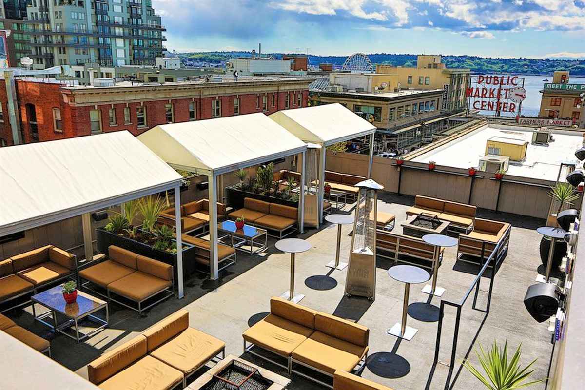 tables-on-hard-rock-cafe-rooftop-on-sunny-day