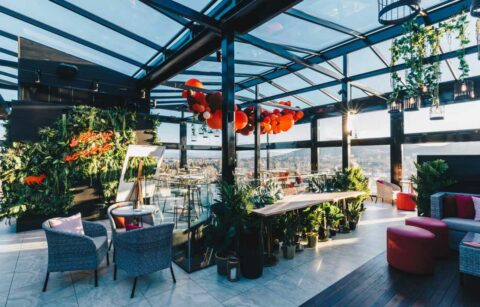 the-howling-moon-bar-rooftop-bars-canberra