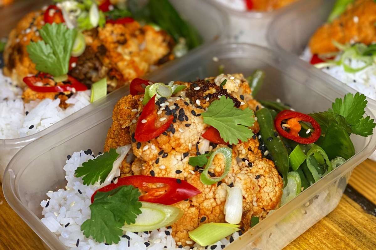 cauliflower-bites-and-rice-in-containers-from-meatless