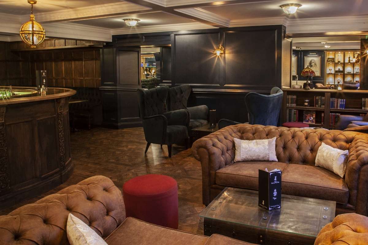 interior-of-memsahibs-lounge-cocktail-bars-cheltenham