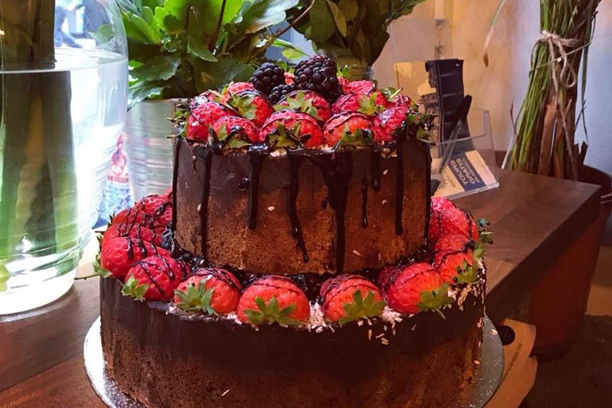 vegan-chocolate-cake-with-strawberries-from-cascara