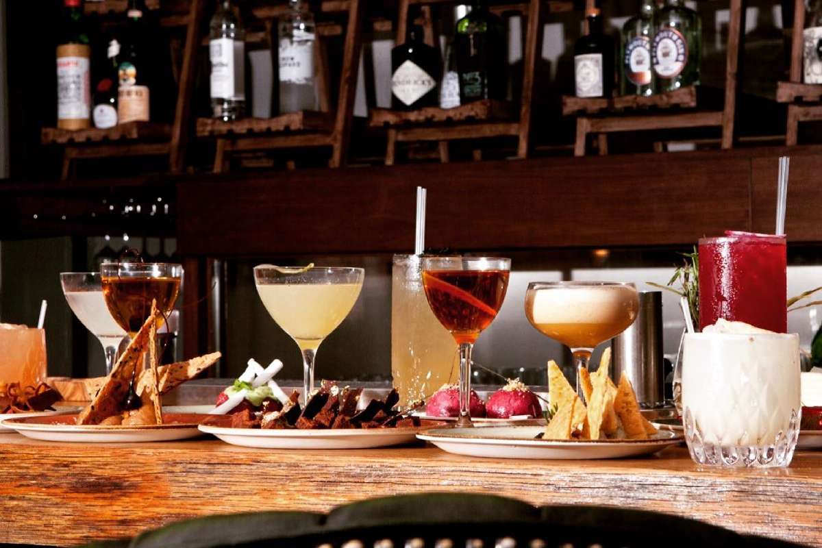 cocktails-and-food-on-the-table-at-basement-sate