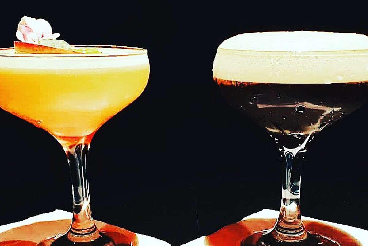 two-cocktails-on-the-table-at-hanks-bar-cocktail-bars-oxford