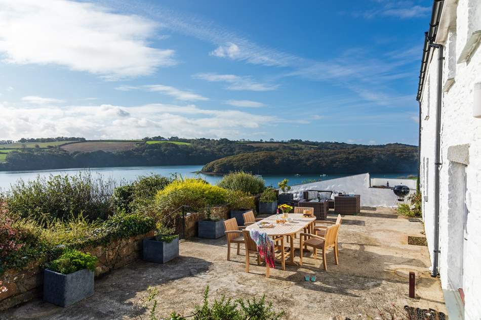 white-cottage-near-falmouth-cornwall-sea-view-cottages